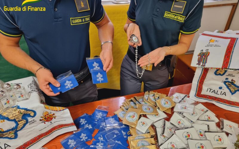 Roma: Gdf sequestra oltre 100mila articoli falsi con logo Vaticano e Giubileo 2025