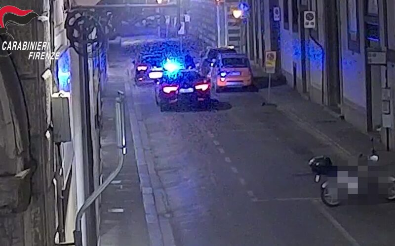Arrestato magrebino dopo rapina notturna in centro a Firenze