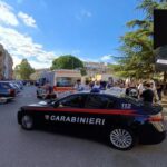 Uccide un uomo dopo inseguimento, agente aggredito dalla folla