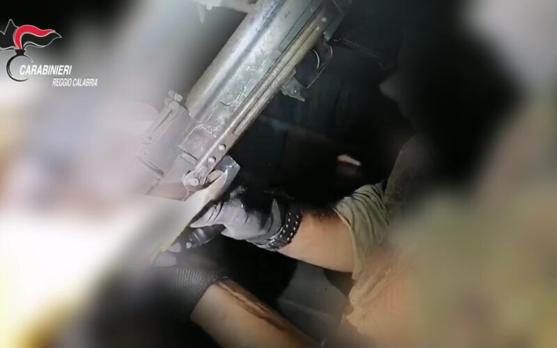 Kalashnikov, pistole e munizioni, arrestati due insospettabili a Marina di Gioiosa Jonica