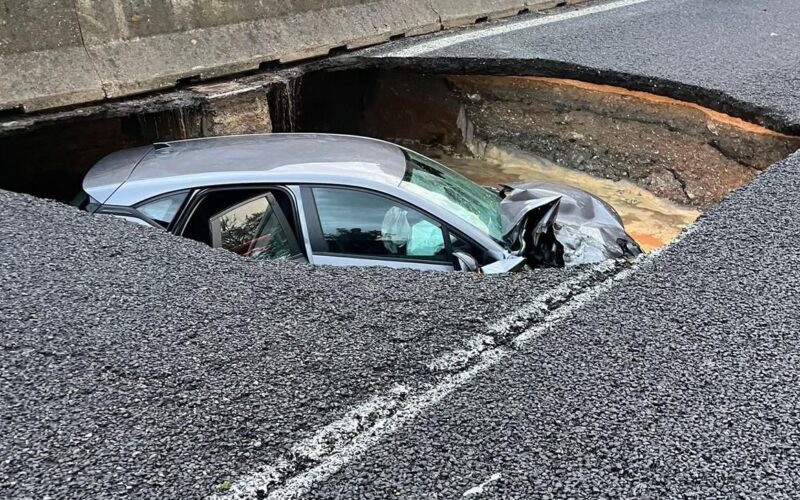 Maltempo in Calabria: una voragine sulla 280, automobilisti in salvo [VIDEO]