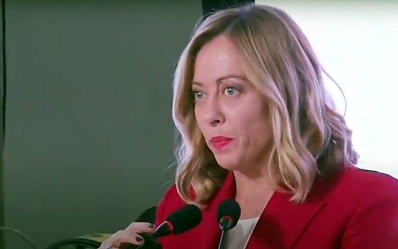 Meloni a Tripoli: accordi su migrazione e voli diretti con l’Italia