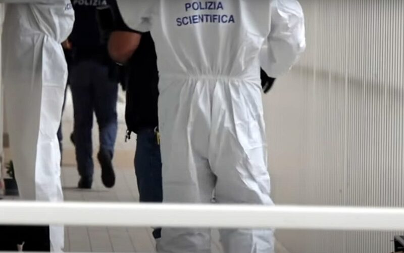 Marito dà fuoco alla moglie e la uccide con violenza brutale