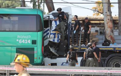 Tel Aviv, tir contro fermata bus: "Persone schiacciate". Sono 35 i feriti, polizia: "E' attentato"