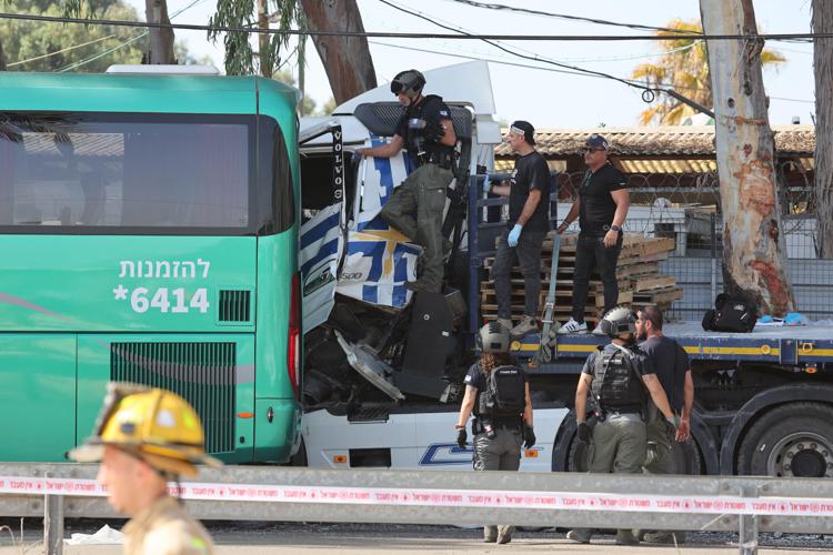 Tel Aviv, tir contro fermata bus: “Persone schiacciate”. Sono 35 i feriti, polizia: “E’ attentato”