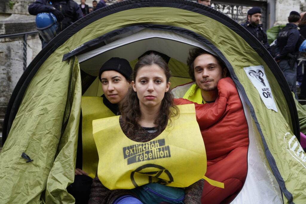 Protesta al Viminale: Extinction Rebellion contro il Governo con 5 quintali di letame