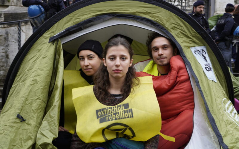 Protesta al Viminale: Extinction Rebellion [Video foto] contro il Governo con 5 quintali di letame