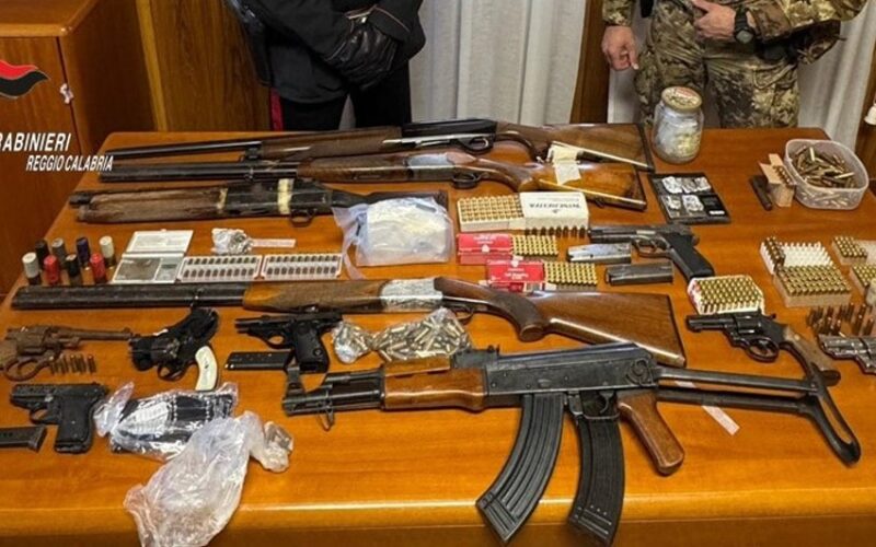 Montebello Jonico, maxi-sequestro di armi e droga, trovati anche un kalashnikov, tritolo e ordigno artigianale