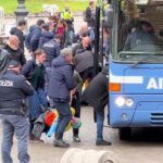 Manifestanti Extinction Rebellion trattenuti da Polizia dopo sgombero 