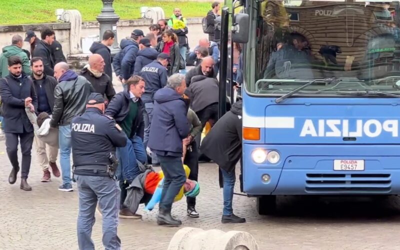 Manifestanti Extinction Rebellion trattenuti da Polizia dopo sgombero 