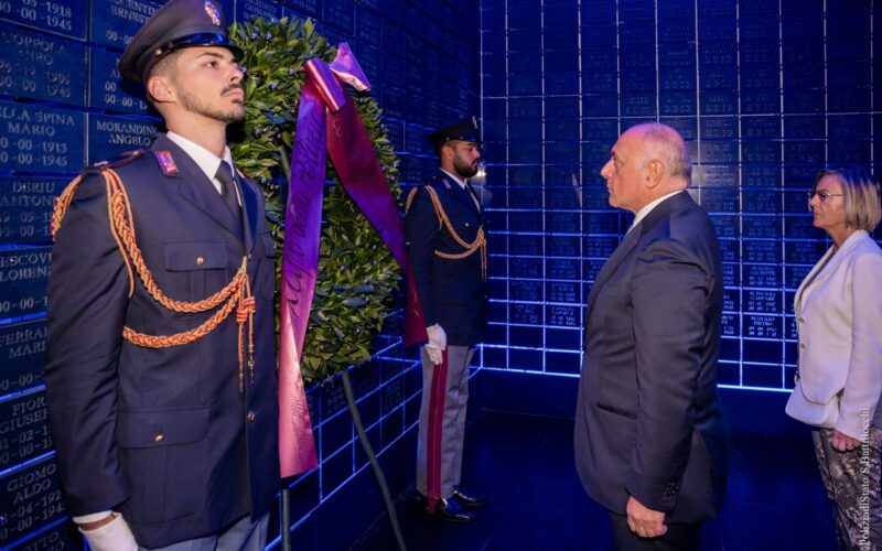 Polizia di Stato: Deposizione corona in onore dei caduti