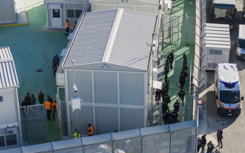 Migranti: sospesa convalida dei trattenimenti in Albania