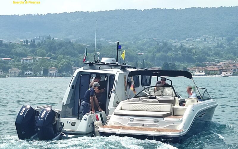 GDF Como soccorre un diportista in difficoltà sul lago