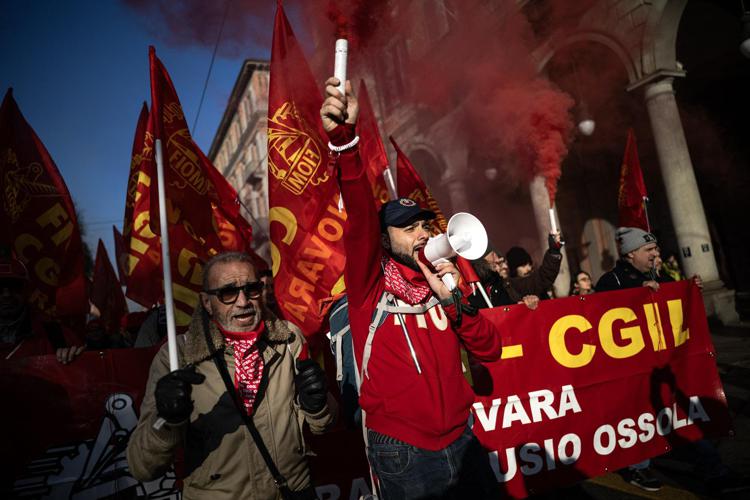 Sciopero, cortei in tutta Italia. Sindacati: “Adesione oltre 70%”. Tensioni a Torino