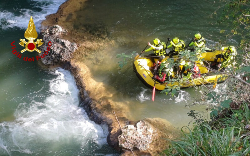 Vigili del fuoco in addestramento sul fiume Elsa: tecniche di soccorso fluviale