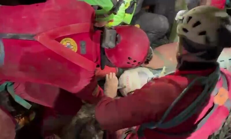 Ottavia Piana è salva, fuori dalla grotta la speleologa rimasta intrappolata [video]