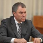 Macron porta la Francia in crisi, critiche dalla Russia