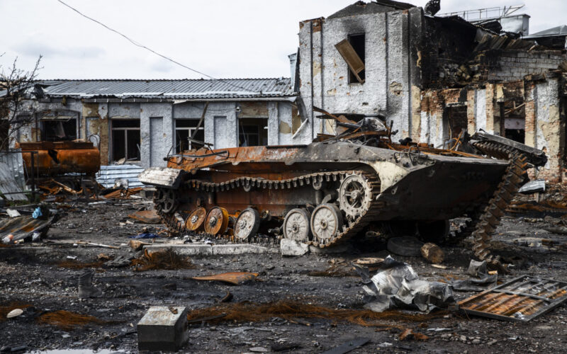 Israele lancia attacchi aerei in Siria, truppe a 25 km da Damasco