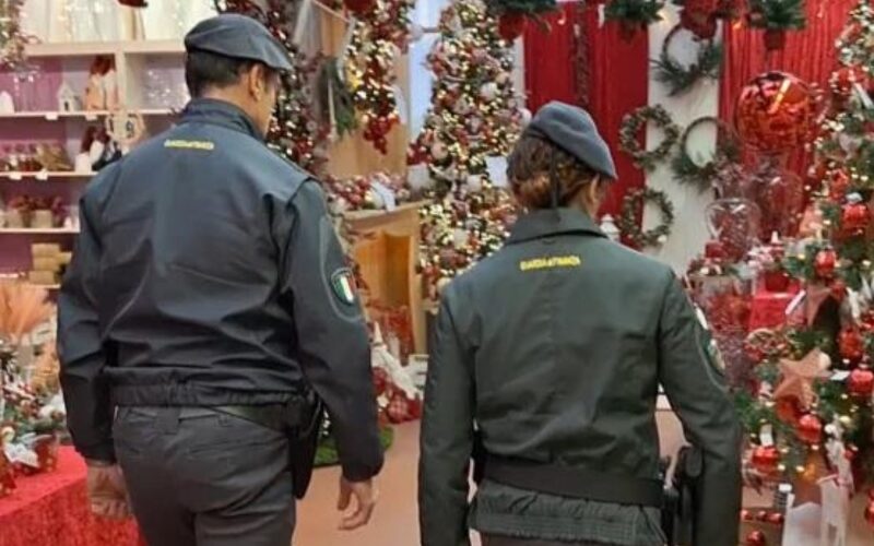 GDF Belluno sequestra 2.000 articoli natalizi non sicuri [VIDEO]