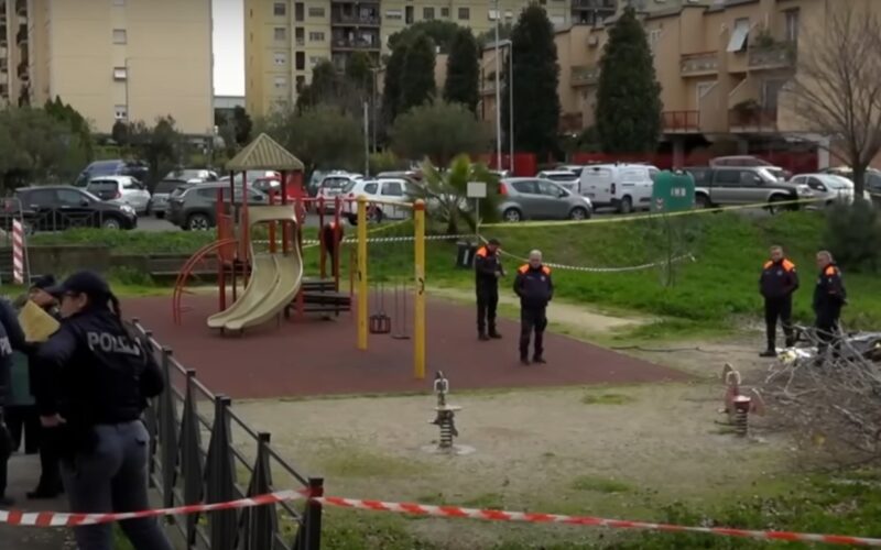 Tragedia a Roma [VIDEO]: cade un albero, morta una madre di 45 anni