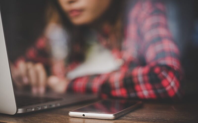 Adescata online a 13 anni, smantellata rete pedopornografica