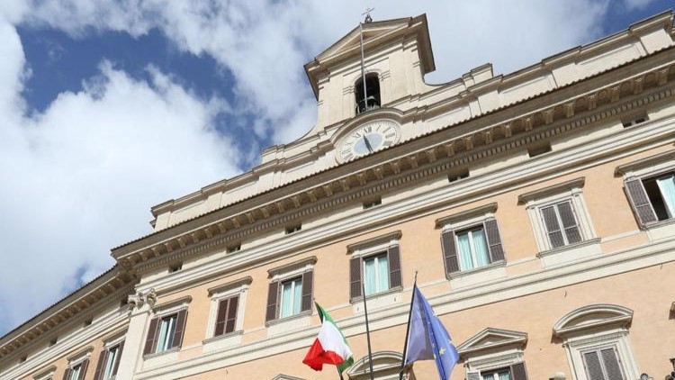 Stipendi dei ministri e manovra: Valditara rinuncia al bonus, Gasparri propone tagli ai parlamentari