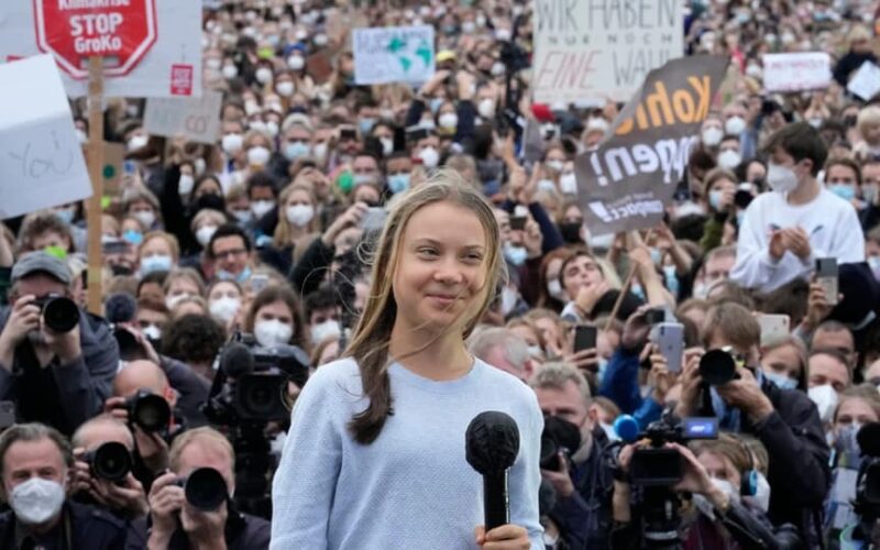Greta Thunberg compie 20 anni: dal primo sciopero per il clima all’icona globale della giustizia ambientale