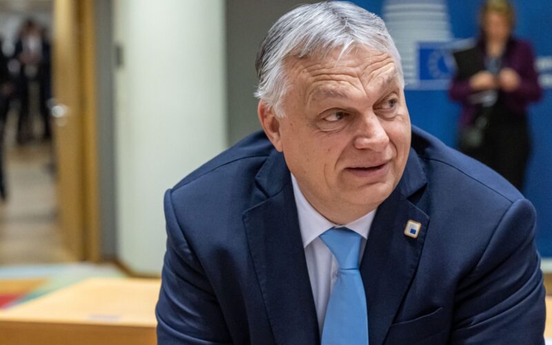 Orbán minaccia veto, UE in allarme sulle sanzioni alla Russia
