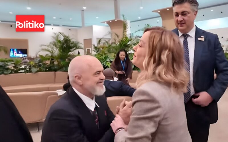 Edi Rama Inginocchiato Regala Foulard a Giorgia Meloni