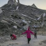 Netanyahu Autorizza Delegazione per Negoziare Cessate il Fuoco in Qatar Mentre Gli Attacchi Aerei in Gaza Continuano