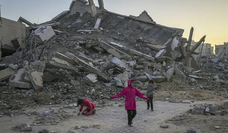 Netanyahu Autorizza Delegazione per Negoziare Cessate il Fuoco in Qatar Mentre Gli Attacchi Aerei in Gaza Continuano