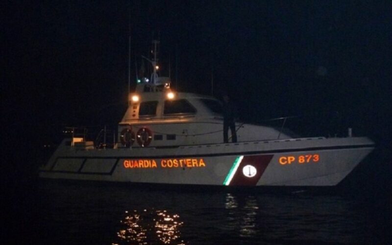 Naufragio al largo di Lampedusa: continuano le ricerche per 20 dispersi, trasferiti i superstiti