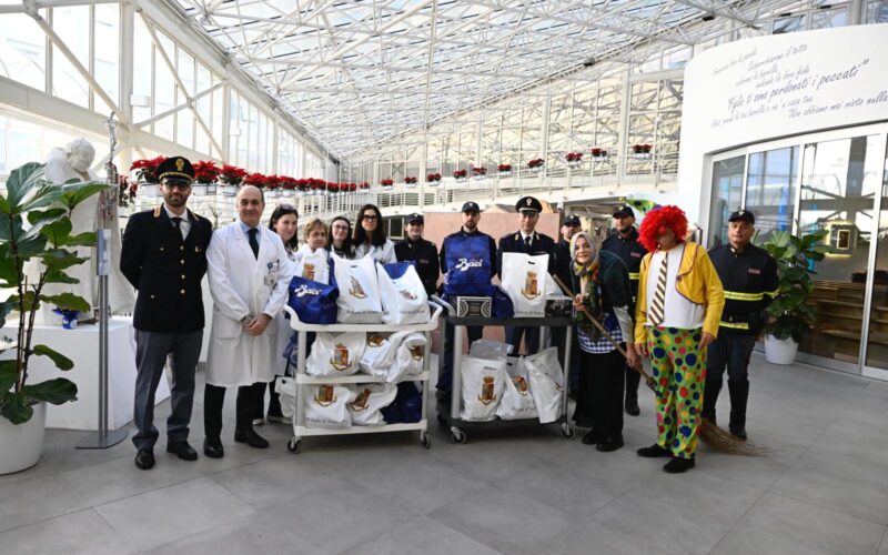 La Befana della Polizia in Lamborghini per i bimbi ricoverati