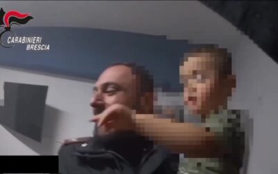 La mamma resta fuori casa con un principio d'incendio in cucina, carabinieri salvano 2 bambini