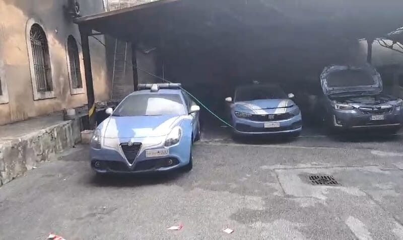 Fiamme in commissariato [Video] ad Albano Laziale, a fuoco 10 auto della polizia