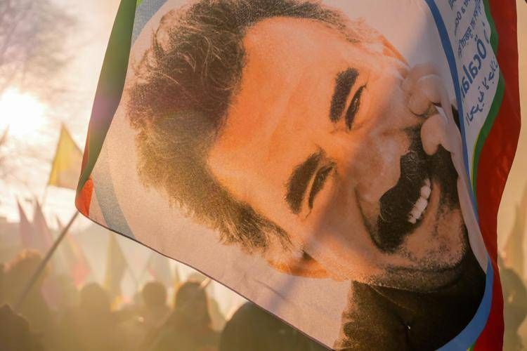 Turchia, Ocalan chiede scioglimento del Pkk: “Gruppi depongano armi” La storica dichiarazione dal carcere sull’isola di Imral
