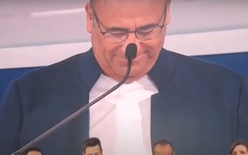 Sanremo inizia, Conti commosso per la madre e i 29 Big in gara