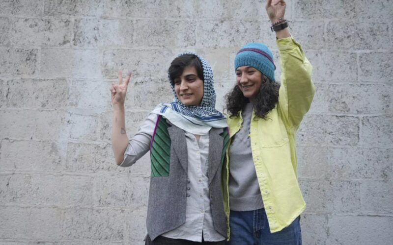 Khamenei grazia le giornaliste che hanno documentato Amini