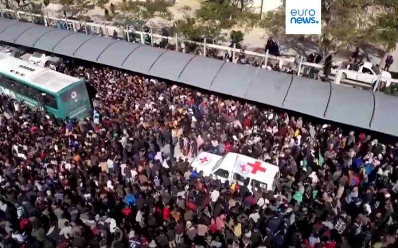 Sei ostaggi israeliani liberati da Hamas dopo 500 giorni di prigionia