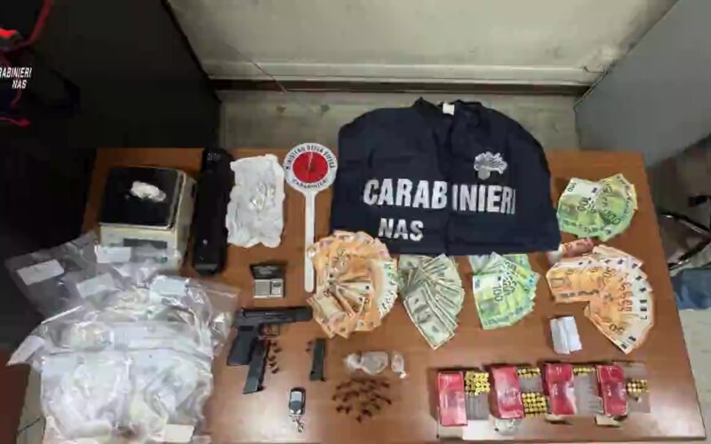 Studio di tatuaggi a Napoli: i Nas trovano armi e droga