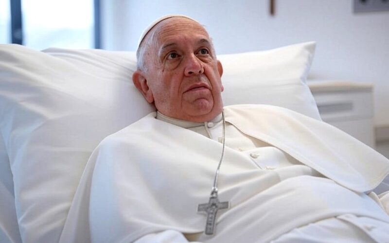 Papa Francesco ricoverato: diagnosi di polmonite bilaterale