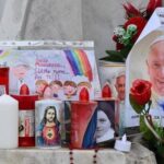 Papa Francesco, Vaticano: "Migliora, ma necessari altri giorni per sciogliere prognosi"