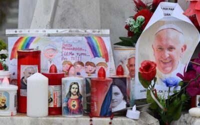 Papa Francesco, Vaticano: "Migliora, ma necessari altri giorni per sciogliere prognosi"