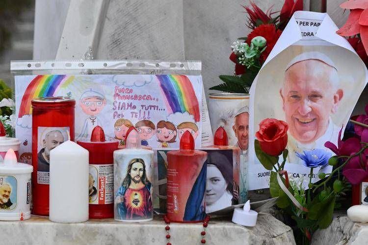 Papa Francesco, Vaticano: “Migliora, ma necessari altri giorni per sciogliere prognosi”