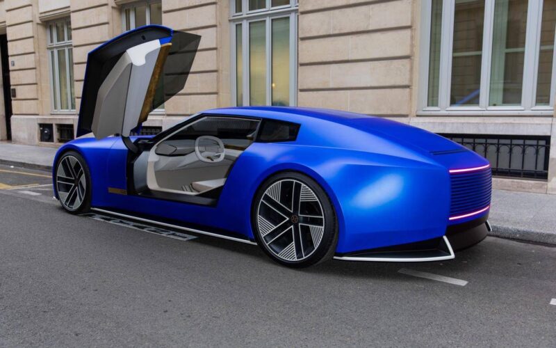 Jaguar, la vision concept Type 00 debutta alla Paris Fashion Week