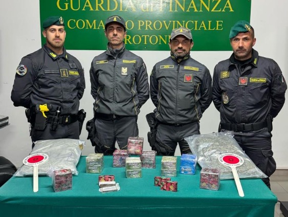 Sequestro di droga a Crotone[VIDEO]: 9,5 kg di hashish e 2 kg di marijuana