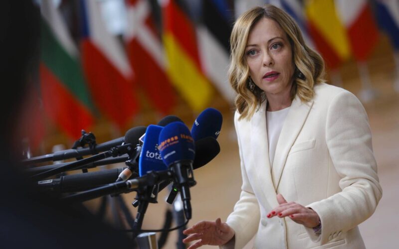 Ucraina, Meloni a Parigi: Italia ferma su invio truppe