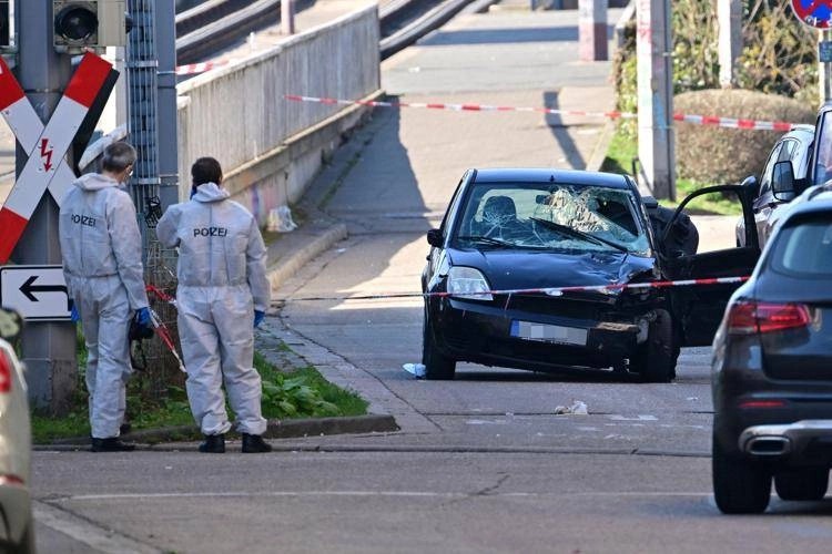 Tragico incidente in Germania: auto investe pedoni a Mannheim