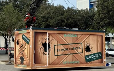 Enorme "Mistery Box" in centro a Lecce svela la Škoda Elroq