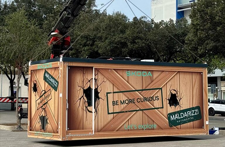 Enorme “Mistery Box” in centro a Lecce svela la Škoda Elroq